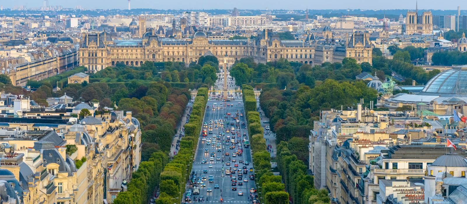 خیابان شانزلیزه در شهر پاریس از جاذبه های گردشگری فرانسه