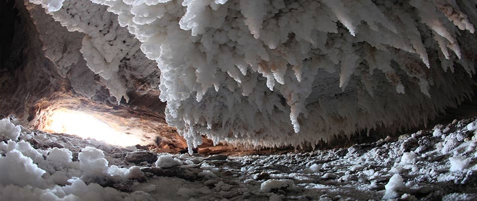 غار نمکی یا نمکدان از جاذبه های گردشگری در جزیره قشم